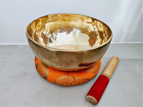 Hand Hammered Brass Singing Bowl 22cm, Discover the soothing sound of our Hand Hammered Brass Singing Bowl (22cm). Perfect for meditation, sound healing, stress relief, handmade, hammered, bowl, Suede tip Mallet