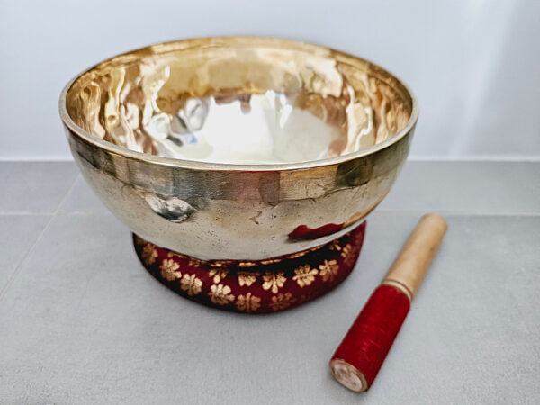 Hand Hammered Brass Singing Bowl 24cm, Discover the soothing sound of our Hand Hammered Brass Singing Bowl (22cm). Perfect for meditation, sound healing, stress relief, handmade, hammered, bowl, Suede tip Mallet