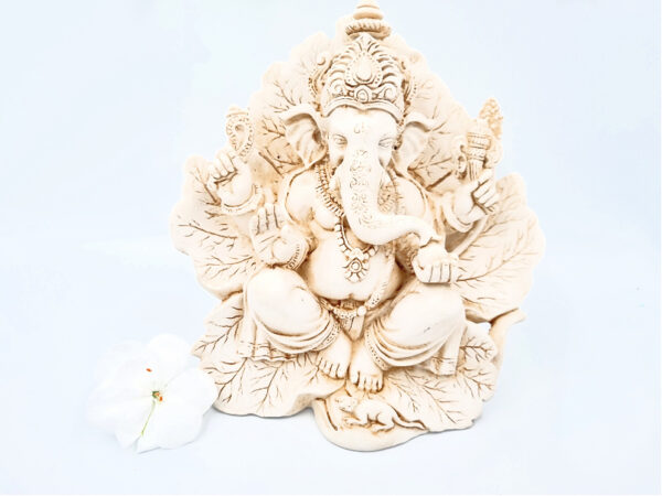 Ganesha Statue Leaf (19cm)