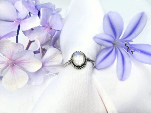 *Rainbow Moonstone Oval Braided Ring (925 Silver)