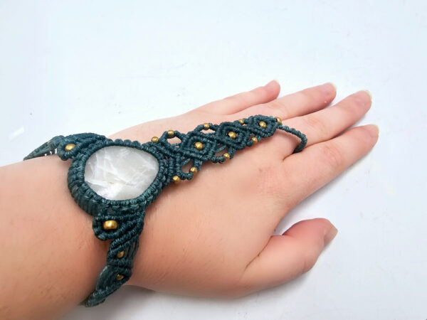 Macrame Hand Bracelet Green (Quartz)