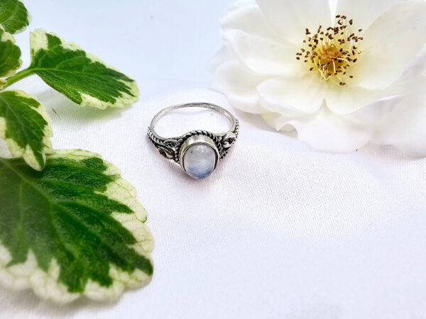 Rainbow Moonstone Detailed Ring (925 Silver)