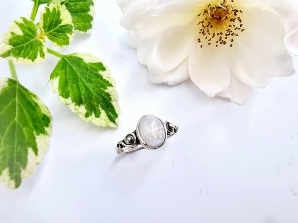 Moonstone Oval Twirl Ring (925 Silver)