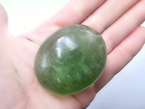 Fluorite Palm Stone Emerald Green D (132g)