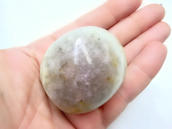 Fluorite Palm Stone Emerald Green B (136g) - Image 2