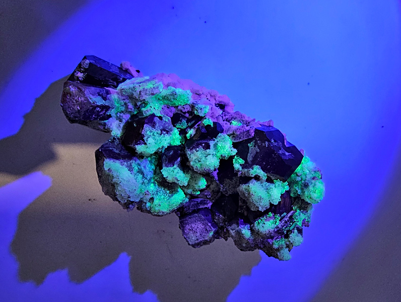 Black Tourmaline & Hyalite F (326g) Black Tourmaline & Hyalite F (326g)