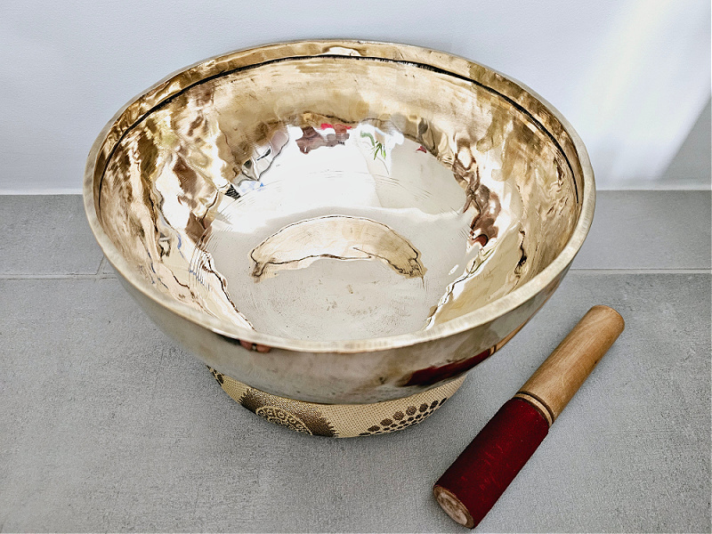 Brass Singing Bowl - Handmade & Hammered (07) 26cm Brass Singing Bowl - Handmade & Hammered  (07) 26cm - Image 2