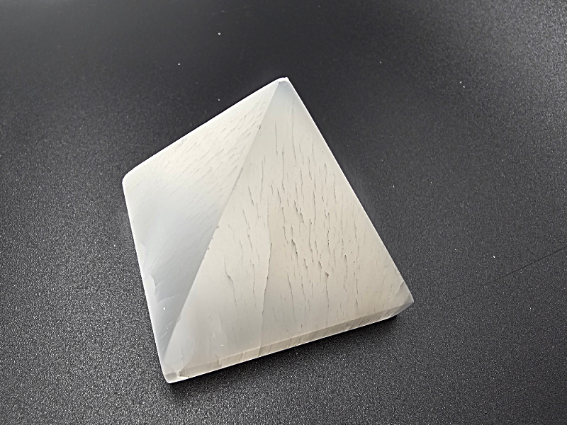 Selenite Pyramid (5cm) Selenite Pyramid (5cm)