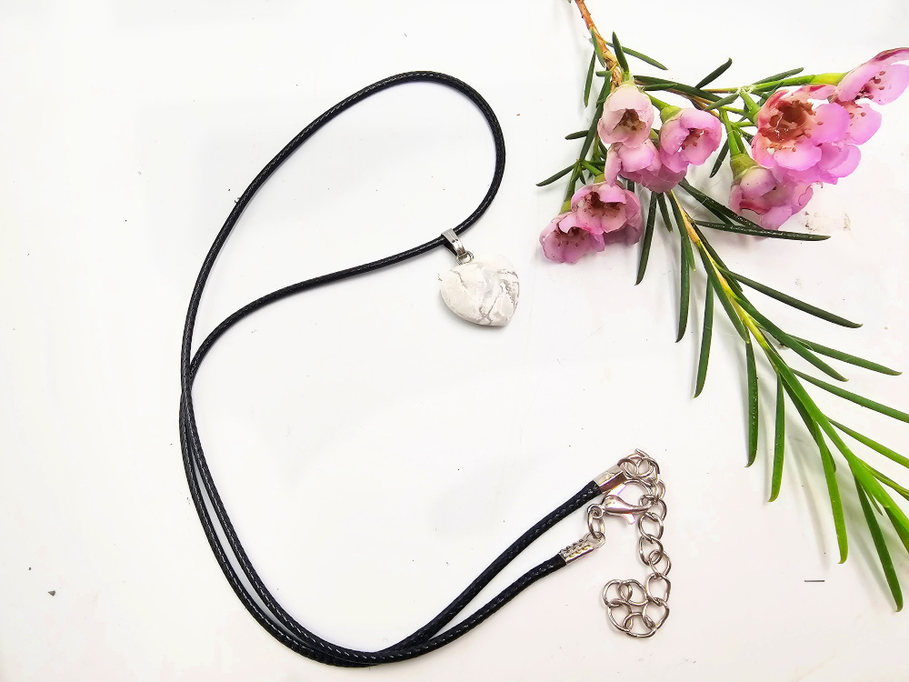 White Howlite Heart Necklace (1.5cm) White Howlite Heart Necklace (1.5cm) - Image 2