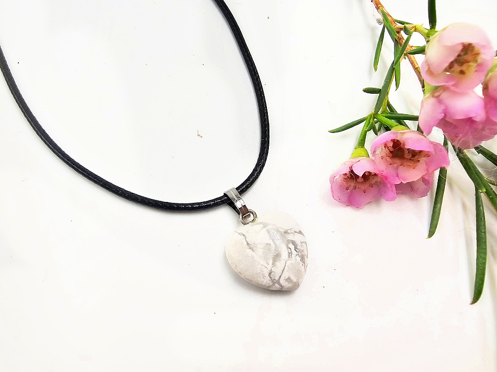 White Howlite Heart Necklace (1.5cm) White Howlite Heart Necklace (1.5cm)