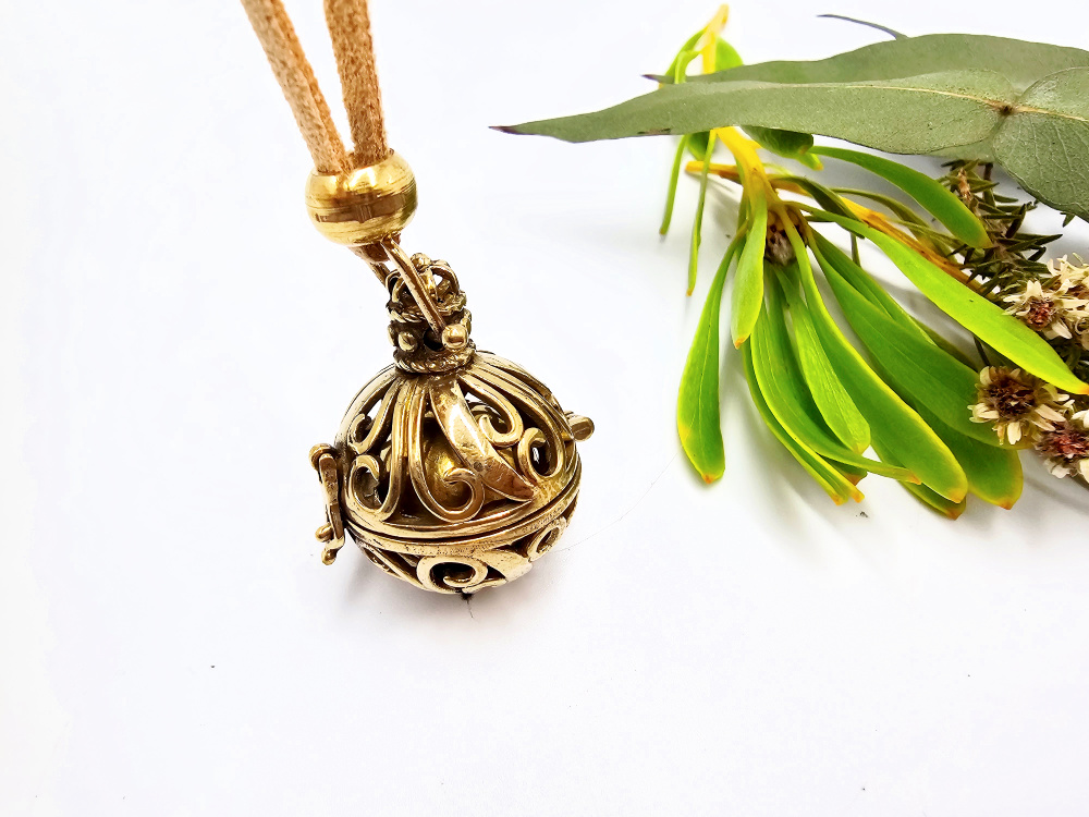 Harmony Bell Elegant Flair Round Necklace (Brass) Harmony Bell Elegant Flair Round Necklace