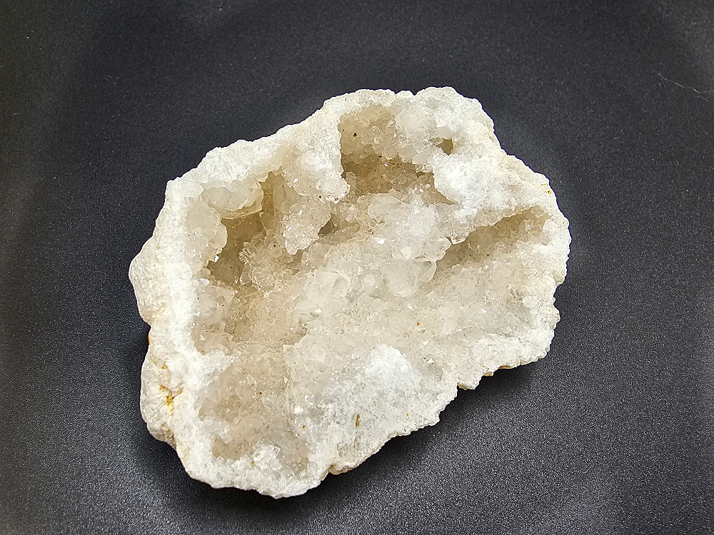 Quartz Geode Half C (62g) Quartz Geode